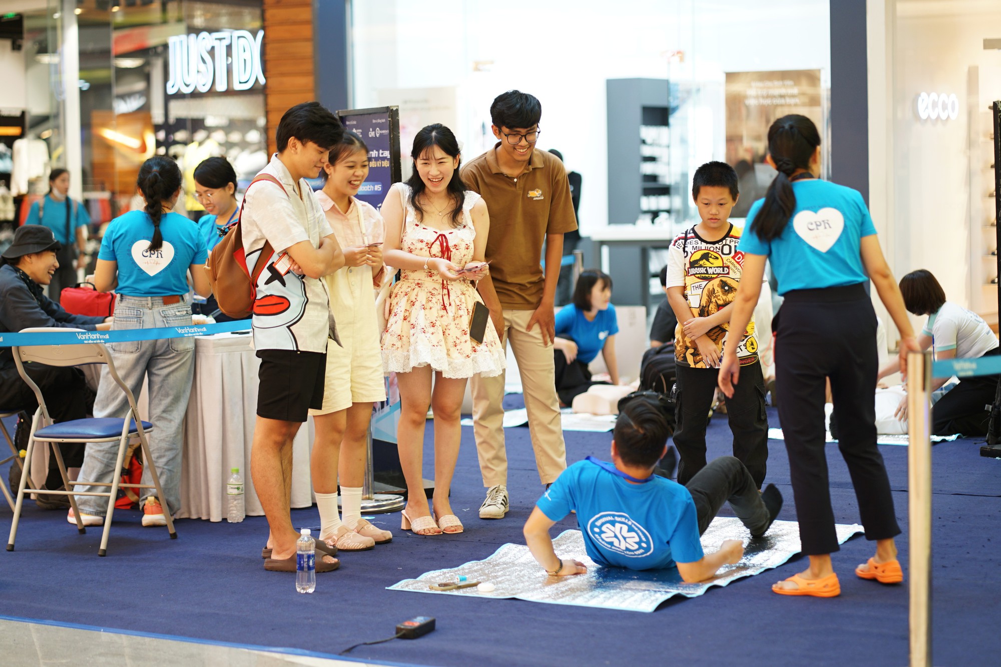 Cảnh lạ ở Vạn Hạnh Mall: Giới trẻ "tạm dừng" mua sắm, ùn ùn kéo đến làm 1 việc- Ảnh 5.