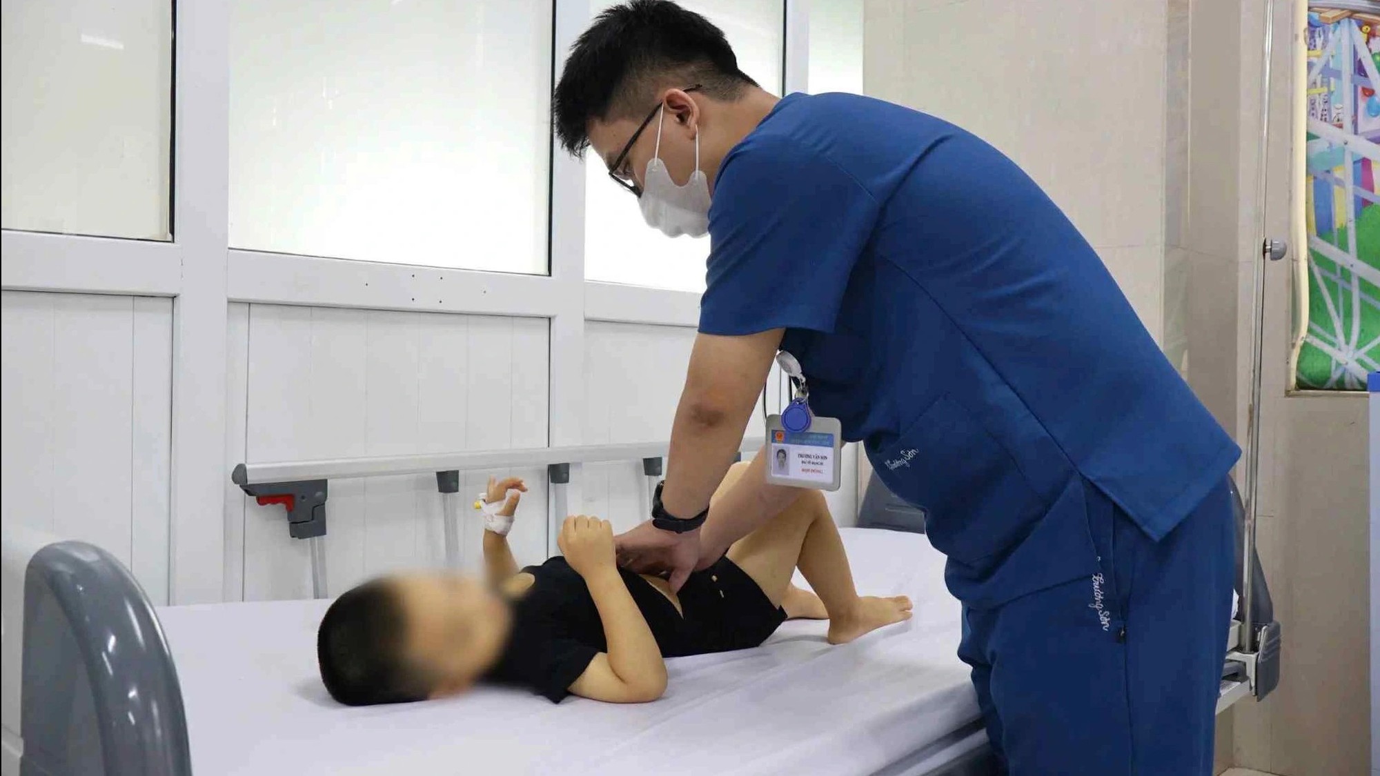 B&eacute; 3 tuổi tại Ninh B&igrave;nh nguy kịch v&igrave; uống nước l&aacute; chữa t&aacute;o b&oacute;n- Ảnh 1.