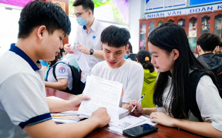 Học phí tăng, cha mẹ nghẹn ngào khuyên con tạm gác giấc mơ đại học- Ảnh 2.