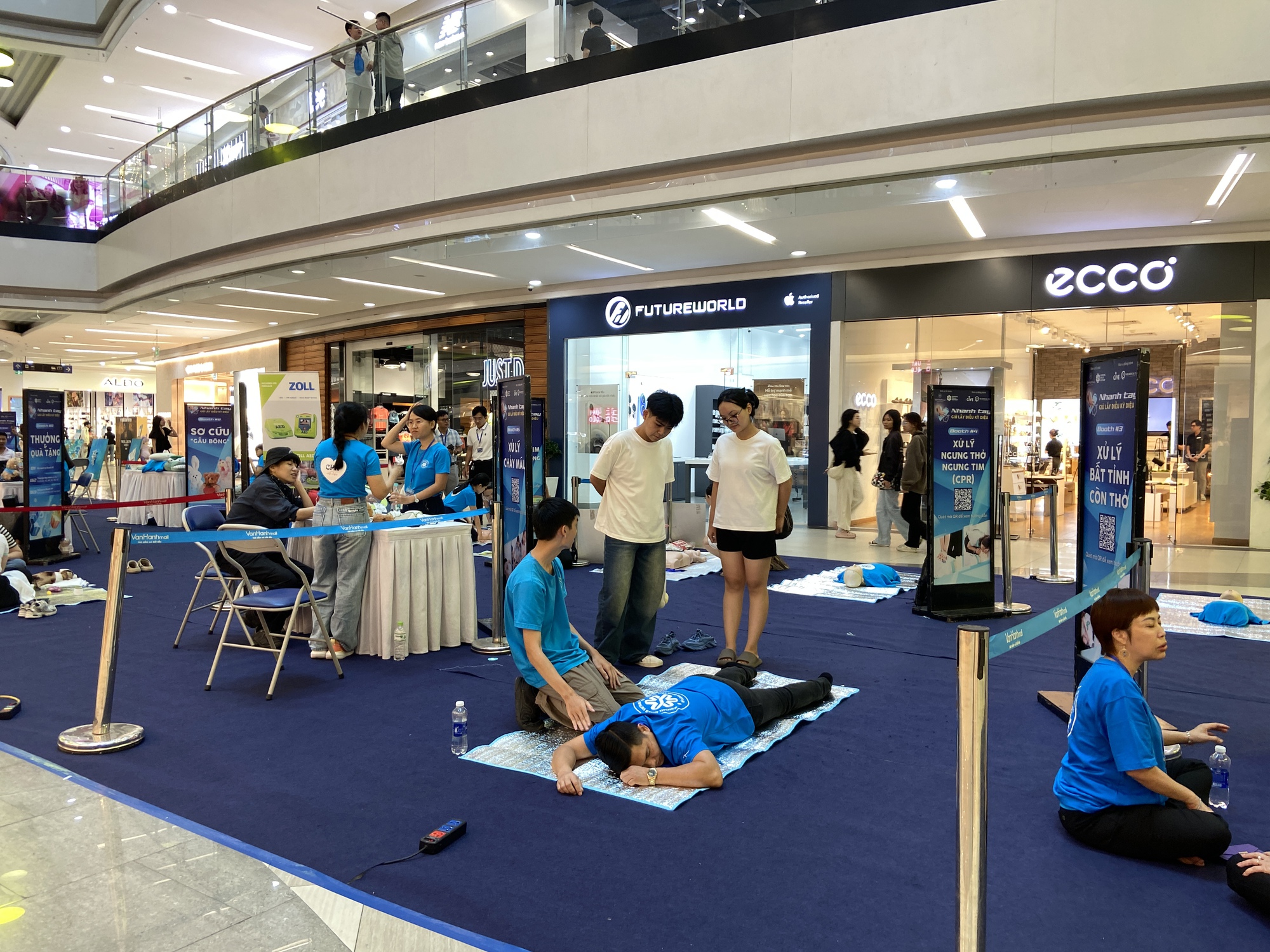 Cảnh lạ ở Vạn Hạnh Mall: Giới trẻ "tạm dừng" mua sắm, ùn ùn kéo đến làm 1 việc- Ảnh 6.