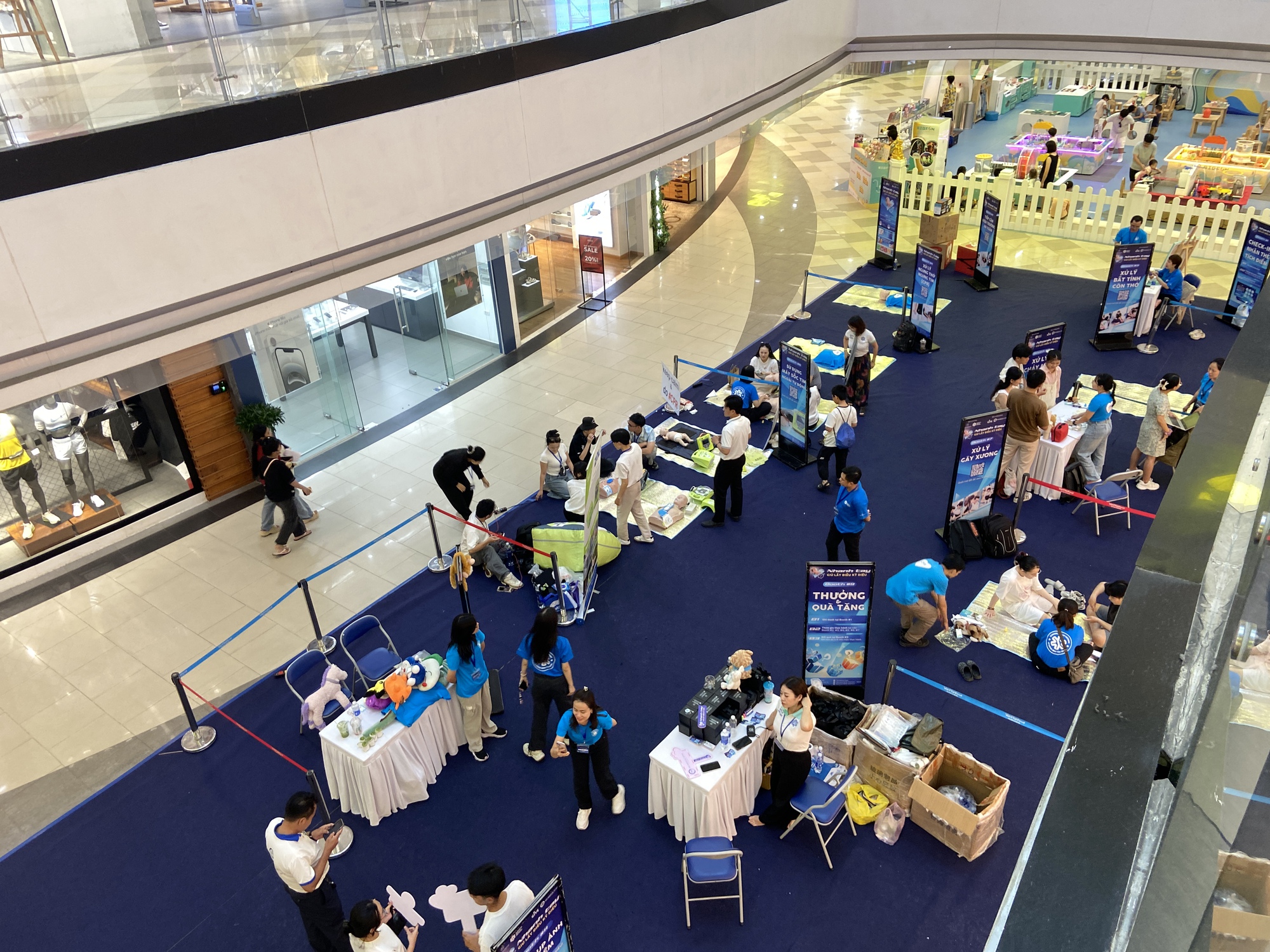 Cảnh lạ ở Vạn Hạnh Mall: Giới trẻ "tạm dừng" mua sắm, ùn ùn kéo đến làm 1 việc- Ảnh 2.