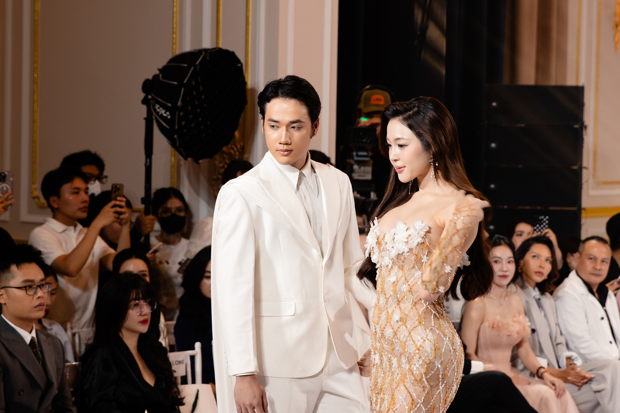 Hoa hậu Lê Nguyễn Bảo Ngọc chính thức chinh chiến Miss World, netizen bùng tranh cãi vì hành động này!- Ảnh 23.