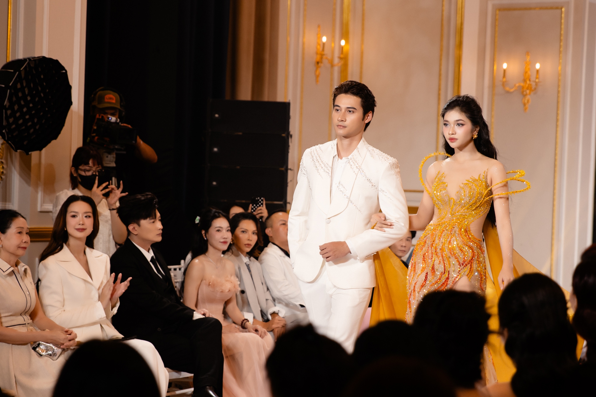 Hoa hậu Lê Nguyễn Bảo Ngọc chính thức chinh chiến Miss World, netizen bùng tranh cãi vì hành động này!- Ảnh 22.