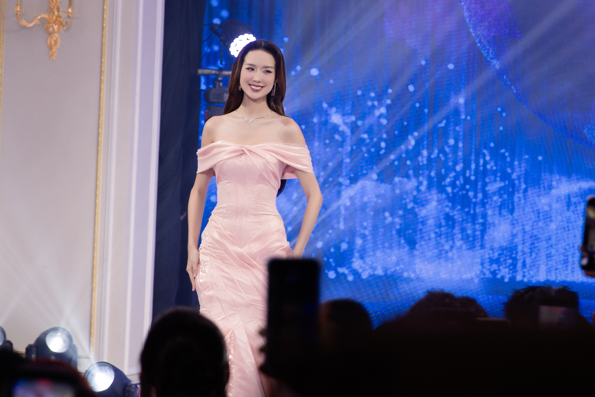 Hoa hậu Lê Nguyễn Bảo Ngọc chính thức chinh chiến Miss World, netizen bùng tranh cãi vì hành động này!- Ảnh 3.