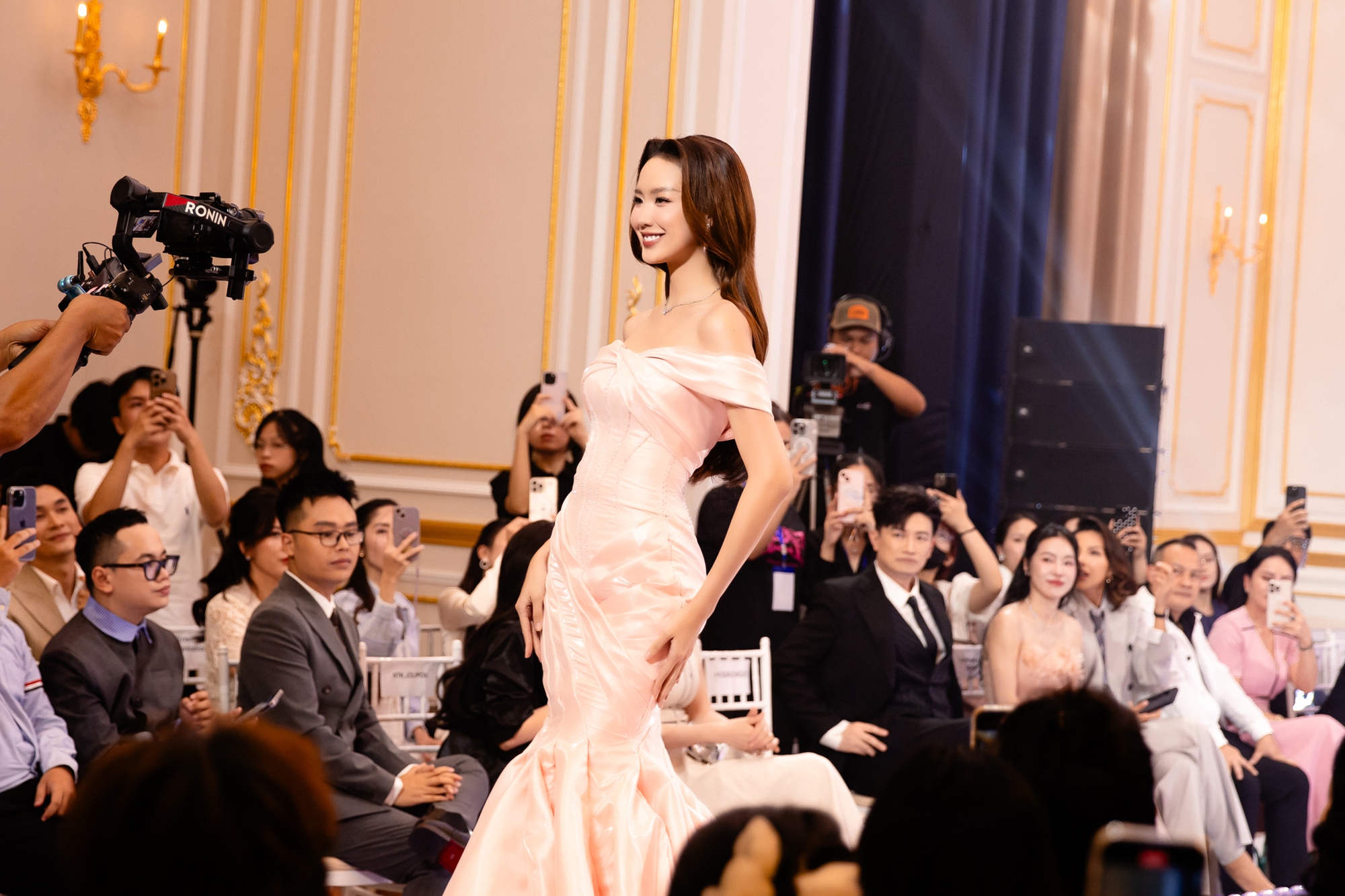 Hoa hậu Lê Nguyễn Bảo Ngọc chính thức chinh chiến Miss World, netizen bùng tranh cãi vì hành động này!- Ảnh 4.