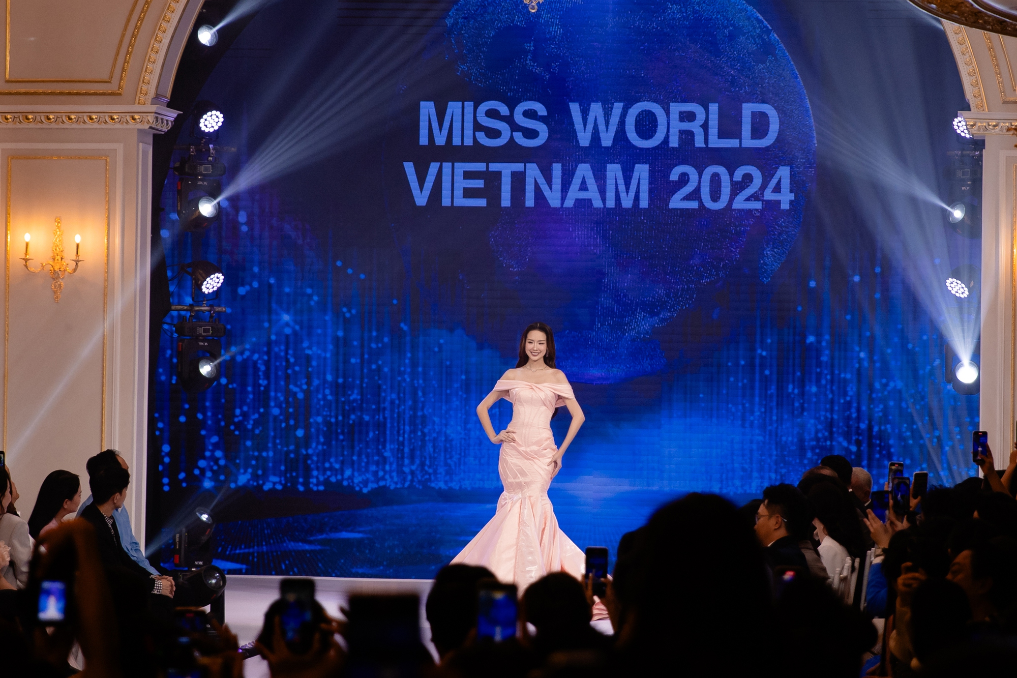 Hoa hậu Lê Nguyễn Bảo Ngọc chính thức chinh chiến Miss World, netizen bùng tranh cãi vì hành động này!- Ảnh 2.