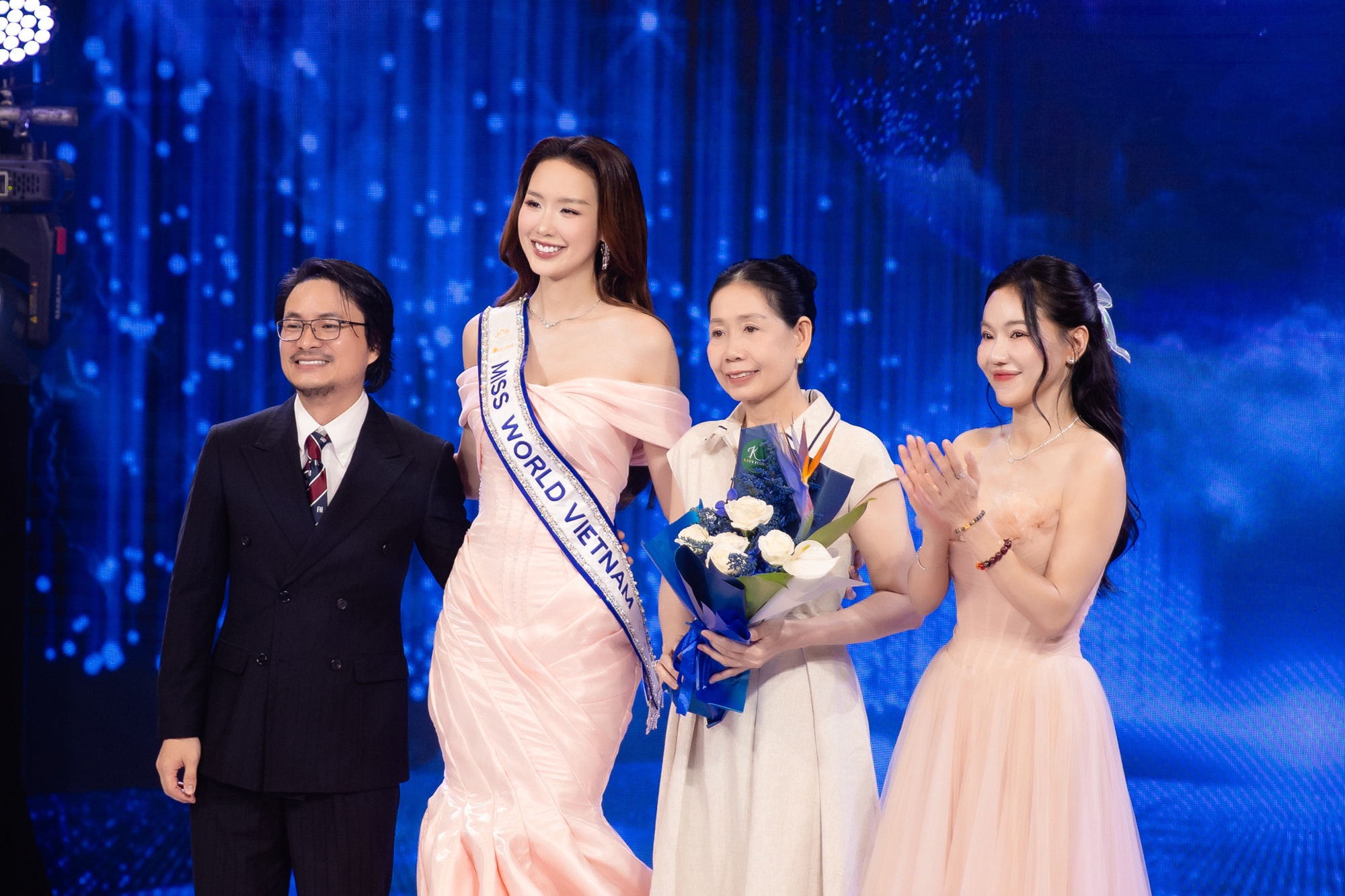 Hoa hậu Lê Nguyễn Bảo Ngọc chính thức chinh chiến Miss World, netizen bùng tranh cãi vì hành động này!- Ảnh 6.