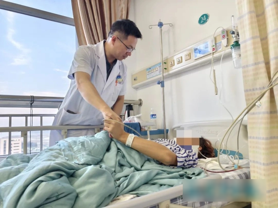 Nam sinh 19 tuổi bỗng liệt nửa người, suýt tàn phế suốt đời vì 1 thói quen nhiều người làm hàng ngày- Ảnh 2.