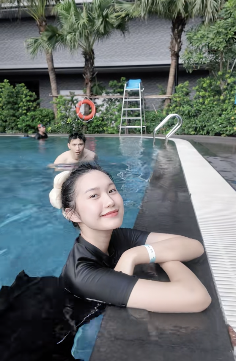 Vợ Đoàn Văn Hậu tung ảnh bikini nóng bỏng, khoe vóc dáng 