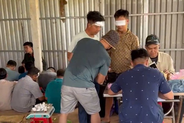 100 cảnh sát ập đột kích căn nhà của Trần Anh Minh, tạm giữ 51 người- Ảnh 1.