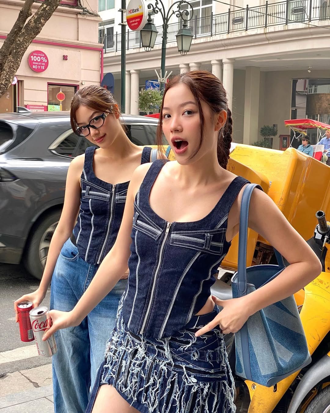Cặp song sinh Việt sở hữu nhan sắc như 