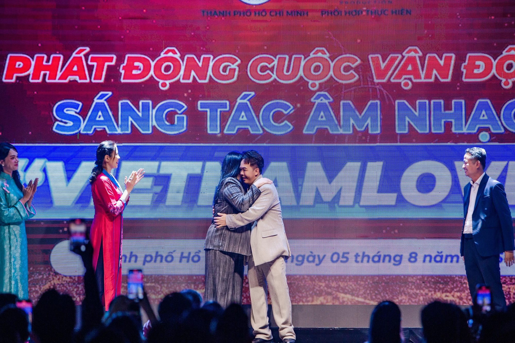 Trần Thành Trung gây tiếng vang với dự án Viet Nam Love quy tụ hàng trăm tên tuổi đình đám Vbiz- Ảnh 5.