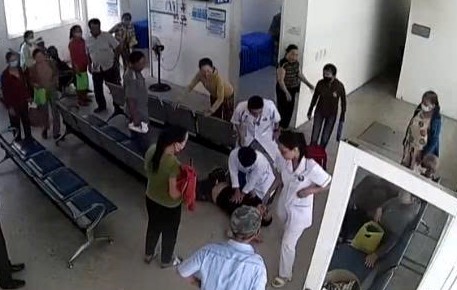 Đà Nẵng: Thanh niên bỗng co giật rồi ngừng tim khi chờ khám bệnh, diễn biến sau đó cực kỳ căng thẳng- Ảnh 1.