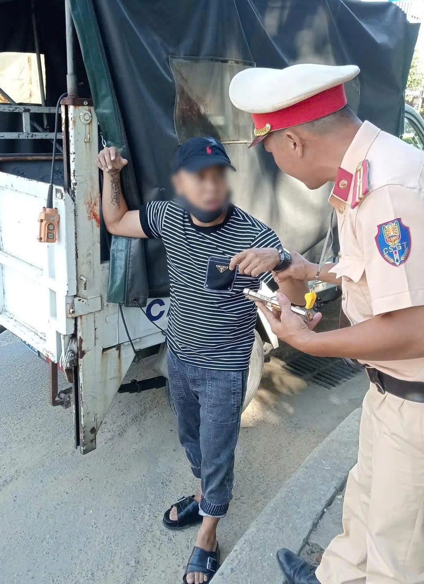 Tài xế Grab ở Đà Nẵng chở phải vị khách “ngáo đá” và cú phanh kịp thời ở... chốt CSGT- Ảnh 1.