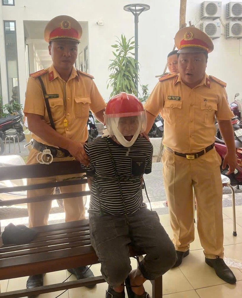 Tài xế Grab ở Đà Nẵng chở phải vị khách “ngáo đá” và cú phanh kịp thời ở... chốt CSGT- Ảnh 2.
