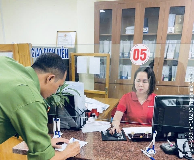 Cụ bà 76 tuổi mang 1 mẩu giấy và 100 triệu đồng tiền tiết kiệm đến ngân hàng để chuyển khoản: Nhân viên Agribank lập tức liên hệ công an đến làm việc- Ảnh 3.