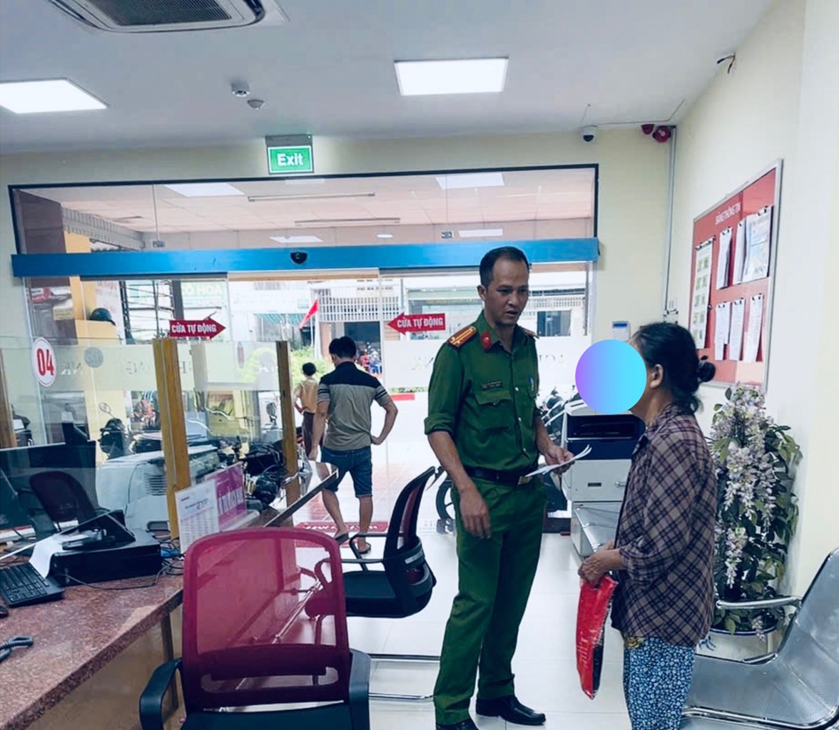 Cụ bà 76 tuổi mang 1 mẩu giấy và 100 triệu đồng tiền tiết kiệm đến ngân hàng để chuyển khoản: Nhân viên Agribank lập tức liên hệ công an đến làm việc- Ảnh 4.