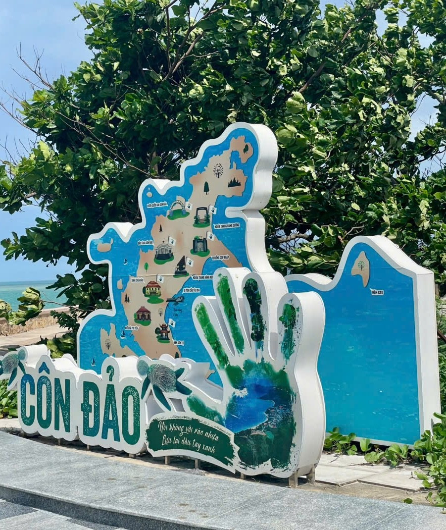 Tới Côn Đảo, chỉ cần quét QR là biết ngay lịch sử và điểm đến- Ảnh 3.