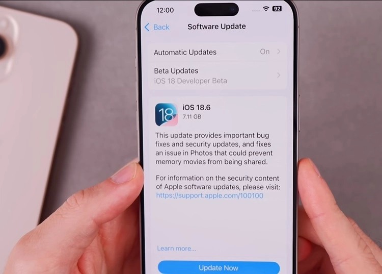 Người dùng iPhone phàn nàn vì iOS 18.6 gây nóng máy, hao pin- Ảnh 2.