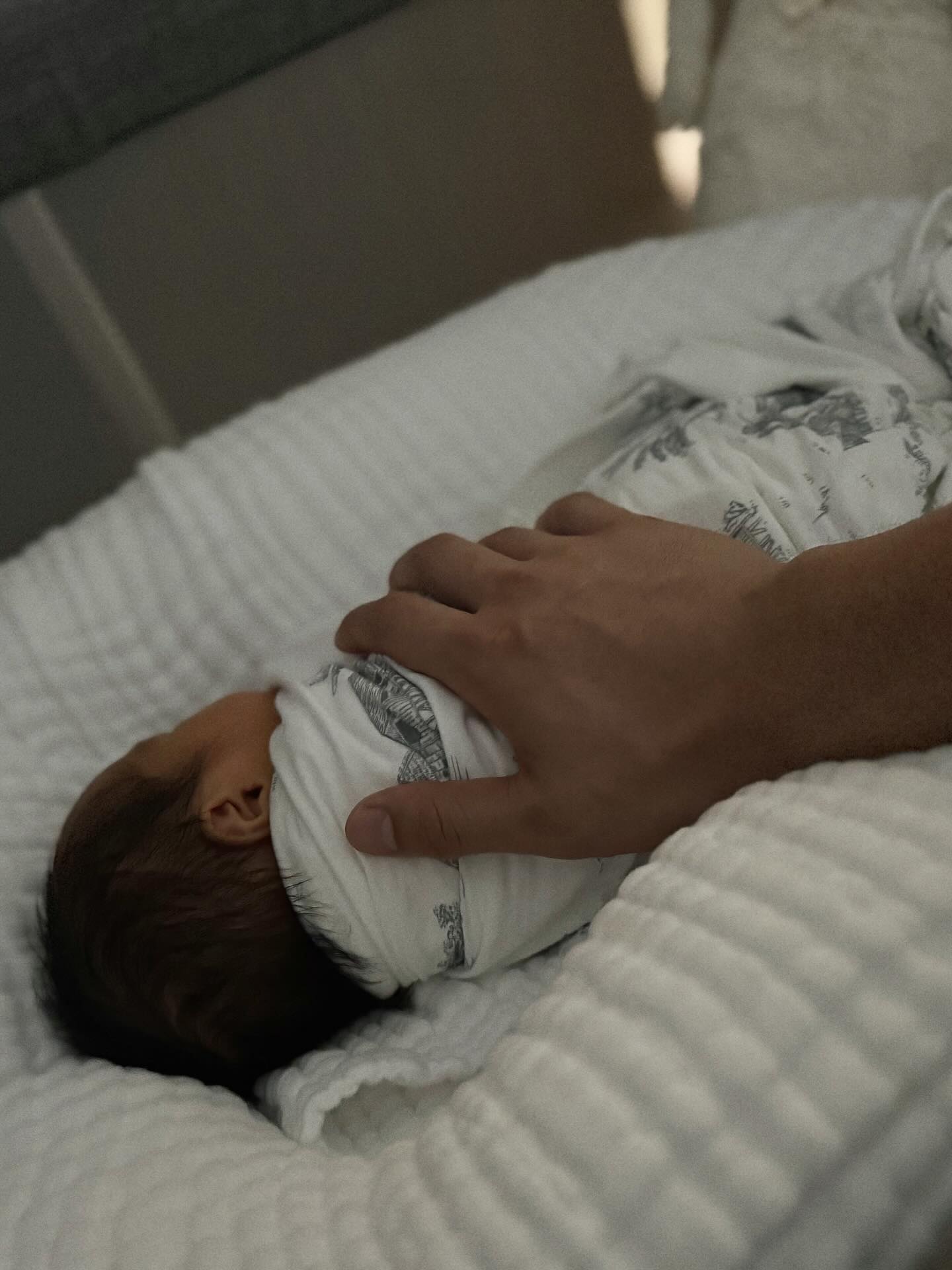 Huy Trần tung trọn khoảnh khắc Ngô Thanh Vân sinh con đầu lòng nhưng soi kỹ thấy chi tiết là lạ!- Ảnh 5. Huy Trần tung trọn khoảnh khắc Ngô Thanh Vân sinh con đầu lòng nhưng soi kỹ thấy chi tiết là lạ!- Ảnh 5.
