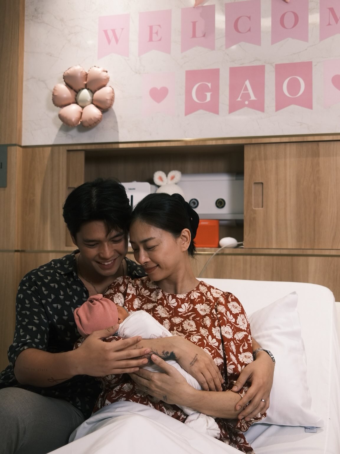 Huy Trần tung trọn khoảnh khắc Ngô Thanh Vân sinh con đầu lòng nhưng soi kỹ thấy chi tiết là lạ!- Ảnh 2. Huy Trần tung trọn khoảnh khắc Ngô Thanh Vân sinh con đầu lòng nhưng soi kỹ thấy chi tiết là lạ!- Ảnh 2.