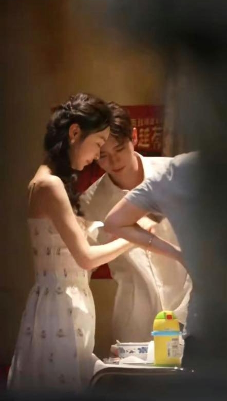 Tóm dính cặp đôi ngôn tình thân mật giữa nơi đông người: Bôi kem lên mũi nhau, cả MXH điên tiết ném đá- Ảnh 5.
