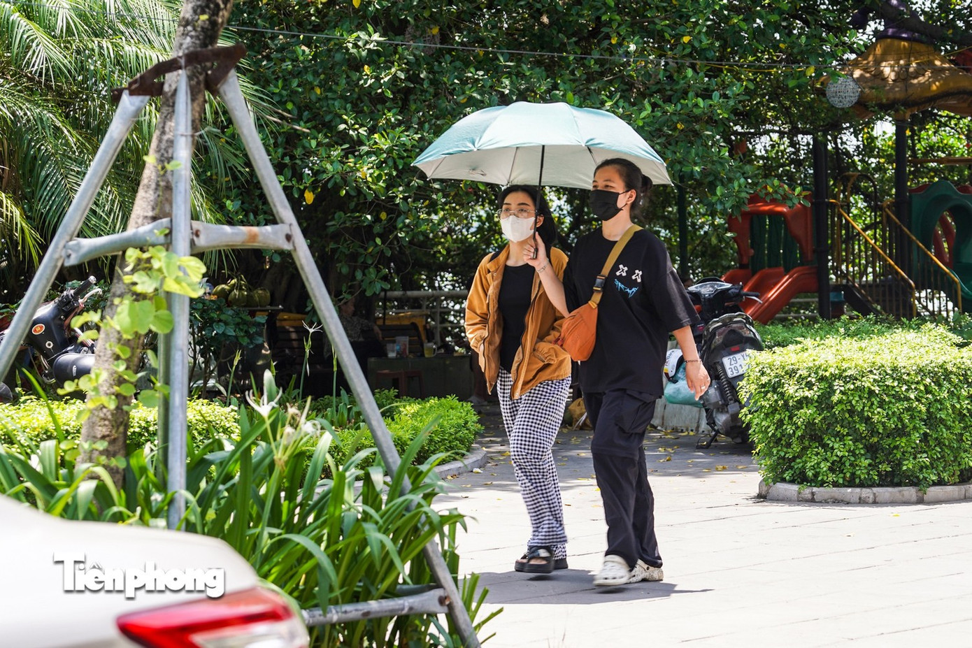 Miền Bắc nắng nóng gay gắt, đề phòng dông nhiệt chiều tối- Ảnh 1.