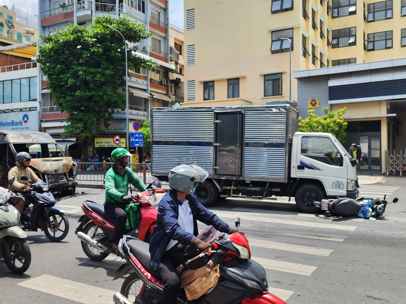 Ô tô bốc cháy ngùn ngụt sau tai nạn ở TPHCM- Ảnh 3.