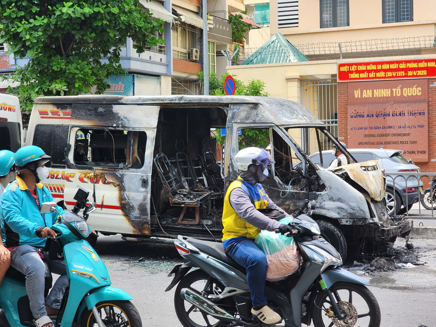Ô tô bốc cháy ngùn ngụt sau tai nạn ở TPHCM- Ảnh 4.