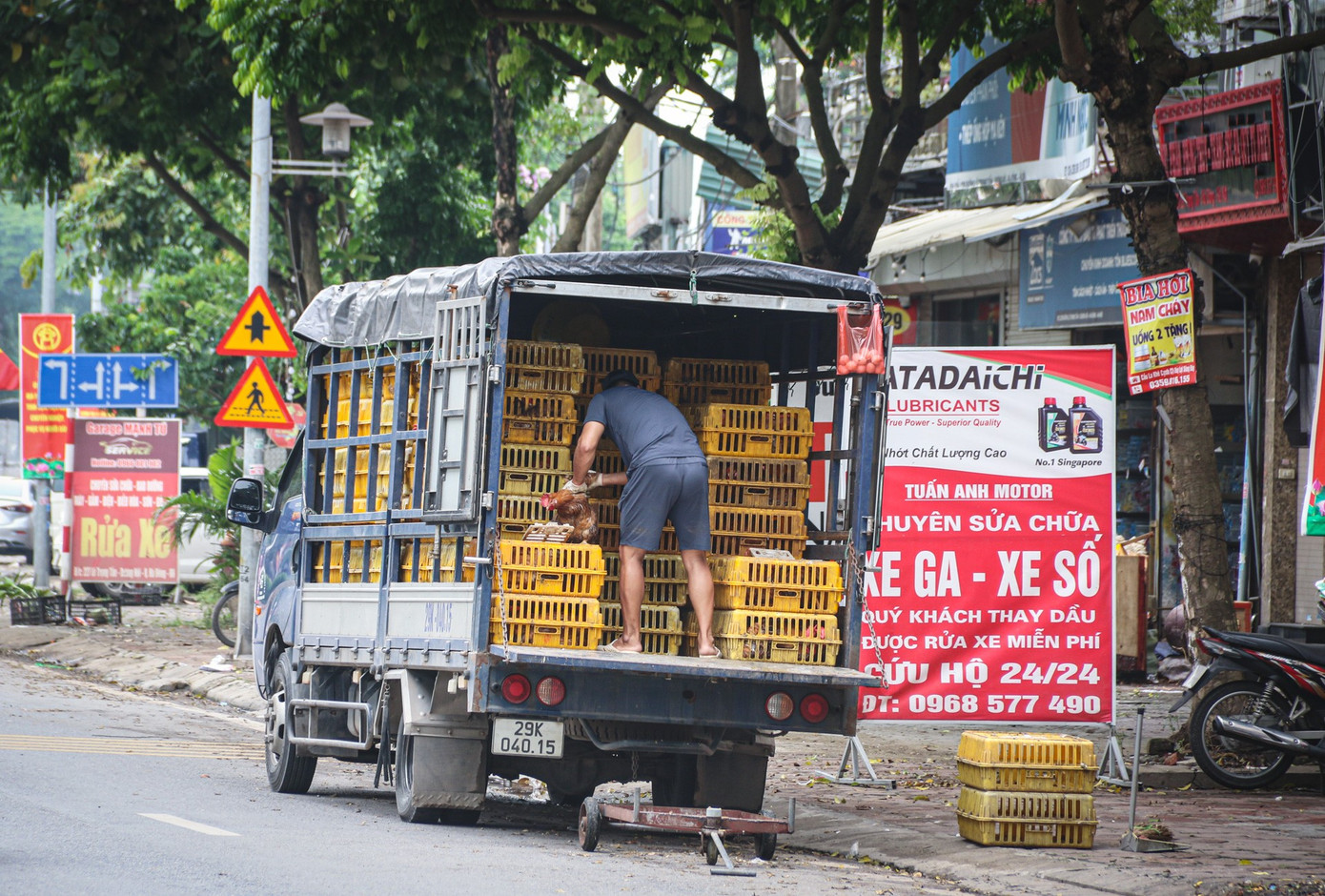 Nhếch nhác những điểm giết mổ gia cầm tại chợ dân sinh Hà Nội- Ảnh 14.
