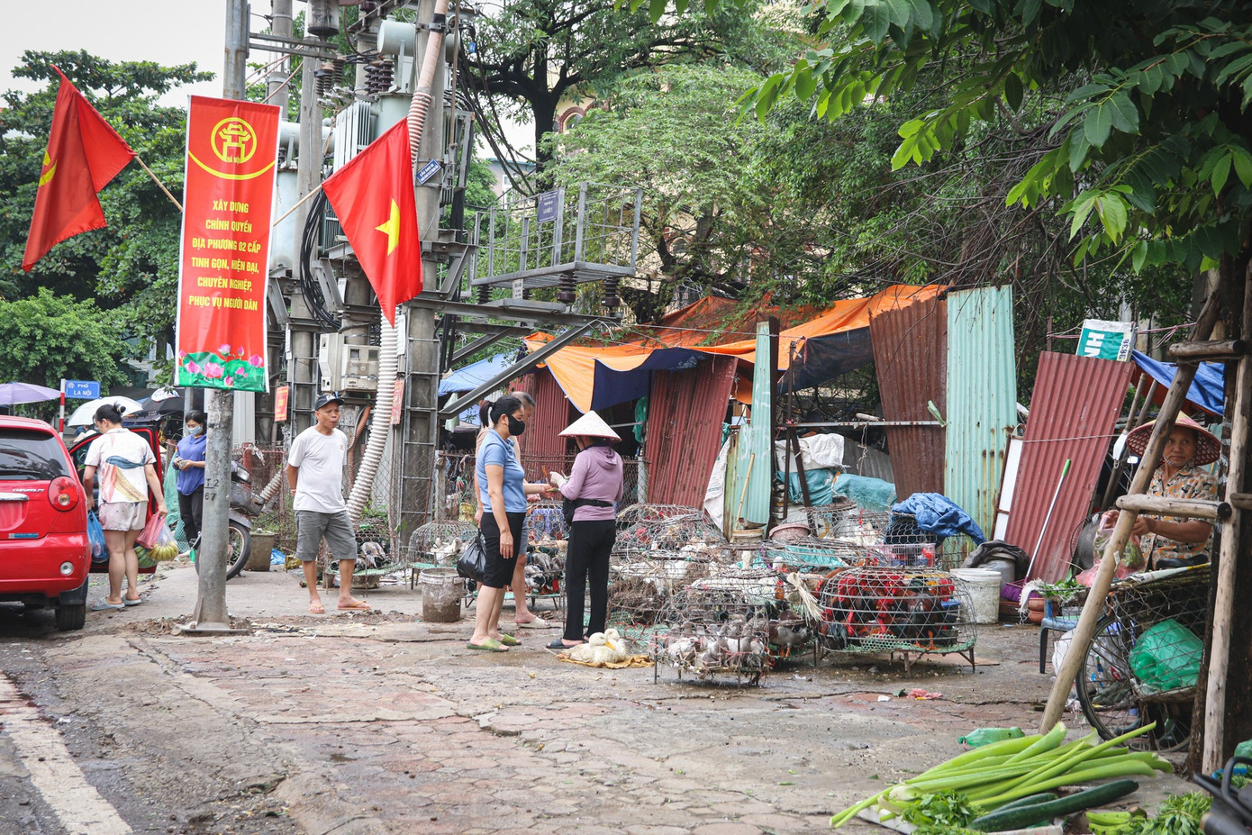 Nhếch nhác những điểm giết mổ gia cầm tại chợ dân sinh Hà Nội- Ảnh 1.