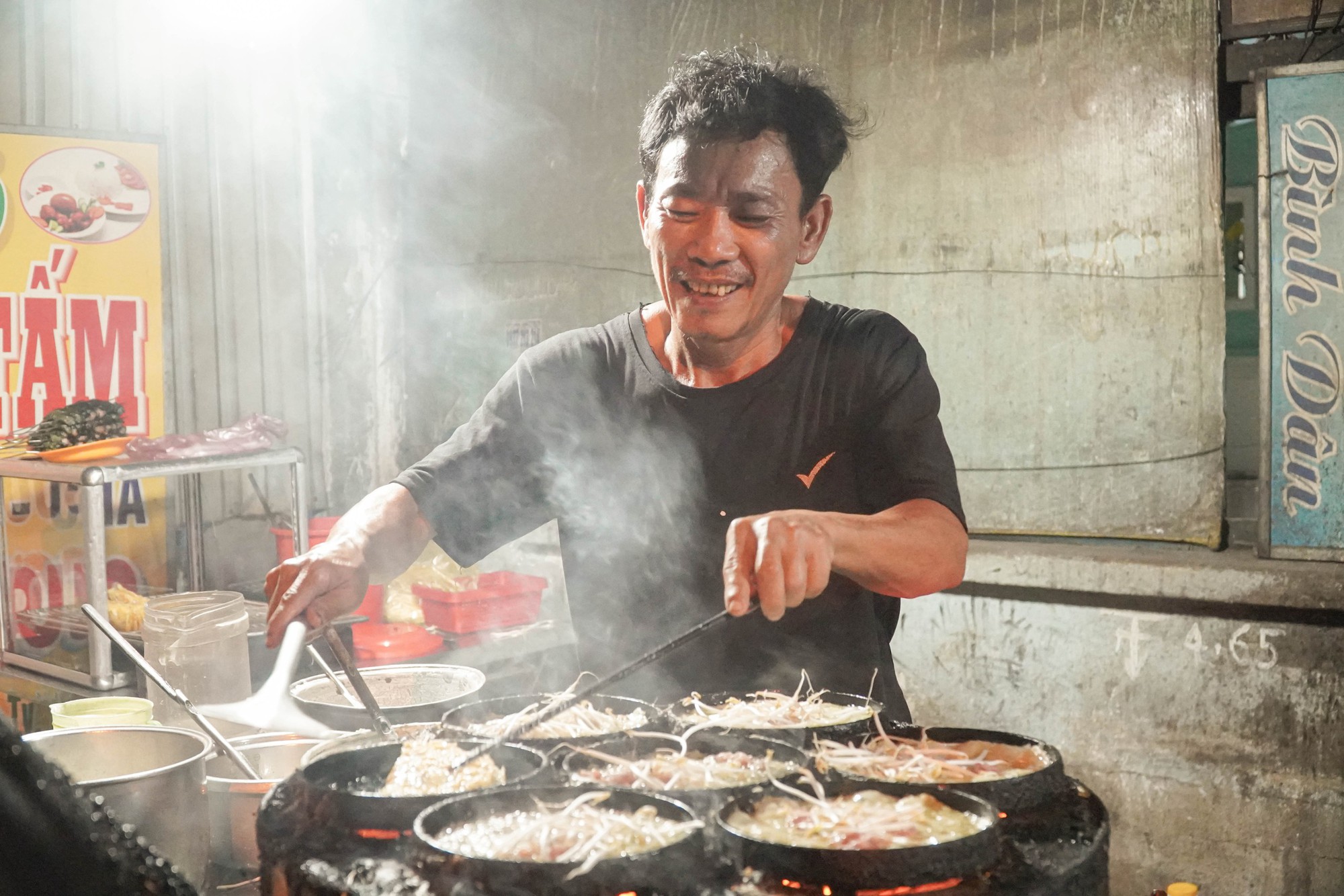 Xe bán bánh xèo của người cha đơn thân nuôi 2 con tự kỷ- Ảnh 1.