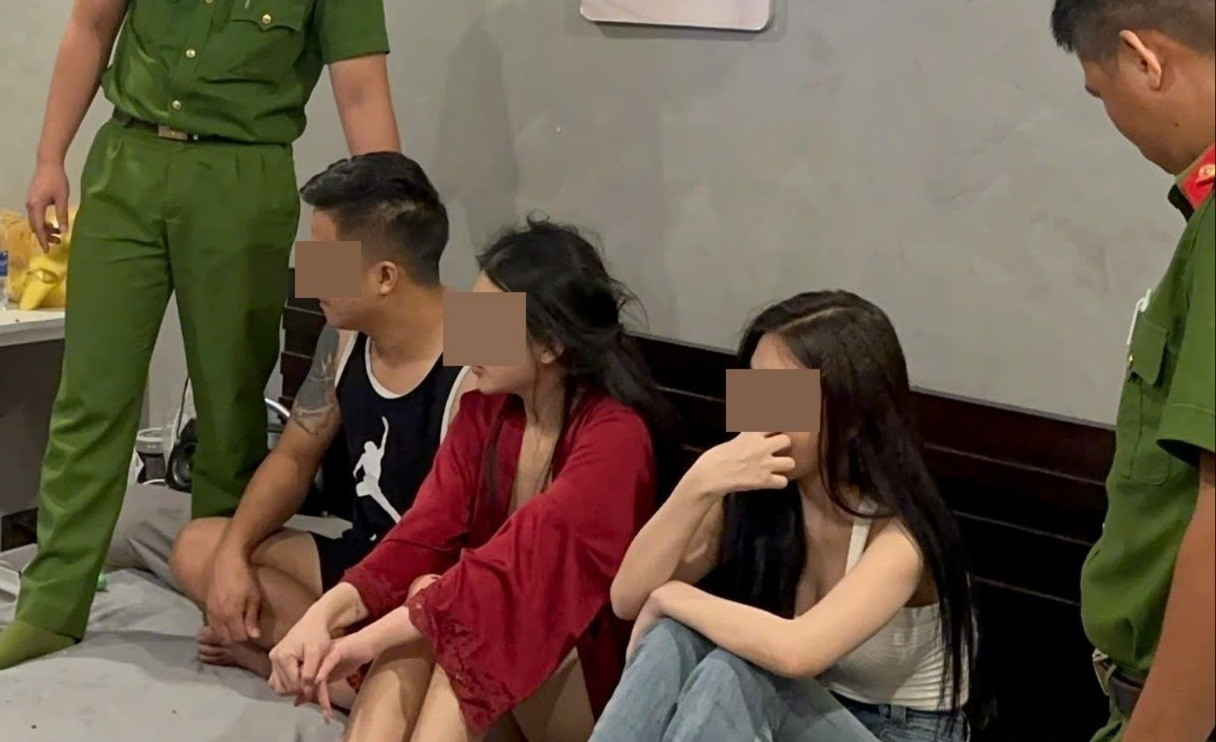 Người đàn ông cùng 2 thiếu nữ phê ma túy 'bay lắc' trong phòng ngủ- Ảnh 1.