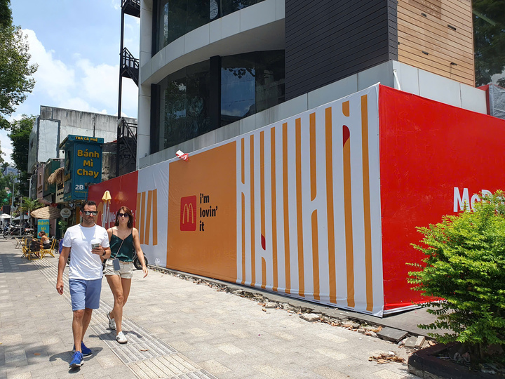 2 kiểu ‘quay xe’ của McDonald’s và Chagee trên đất vàng TP.HCM- Ảnh 1.