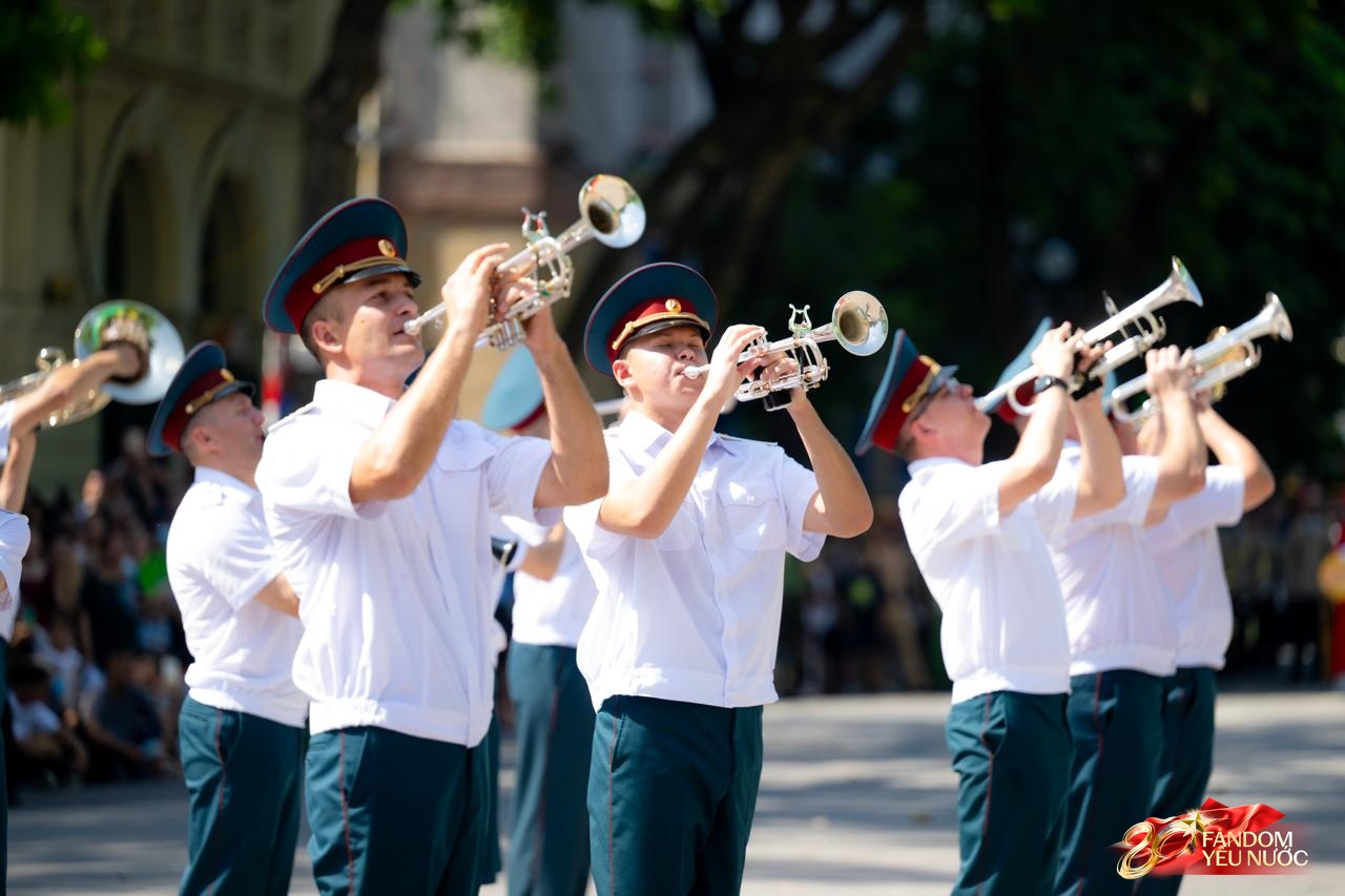 Sáng Hà Nội hào hùng với màn diễu hành quanh hồ Hoàn Kiếm, người dân nô nức "đội nắng" đi xem- Ảnh 18.