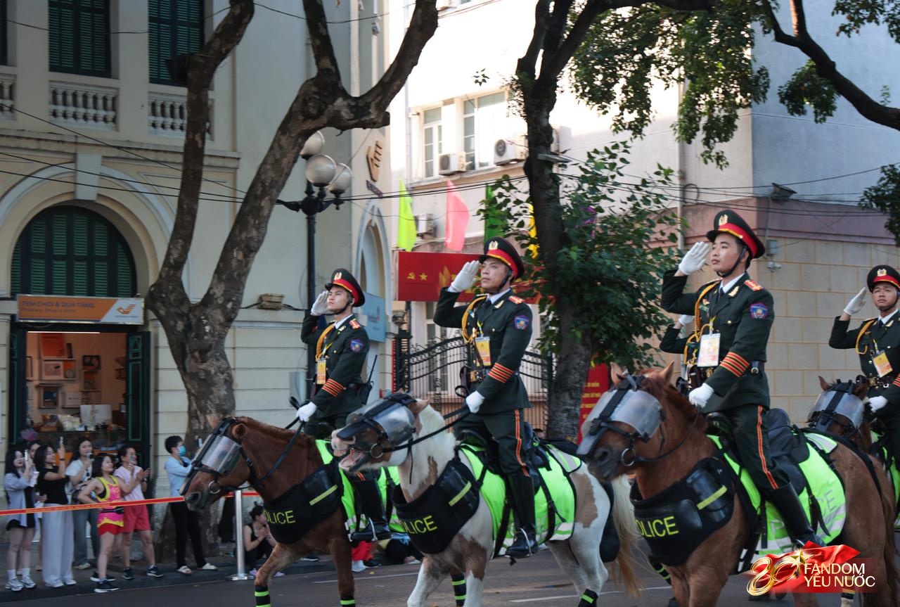 Sáng Hà Nội hào hùng với màn diễu hành quanh hồ Hoàn Kiếm, người dân nô nức "đội nắng" đi xem- Ảnh 8. Sáng Hà Nội hào hùng với màn diễu hành quanh hồ Hoàn Kiếm, người dân nô nức "đội nắng" đi xem- Ảnh 8.