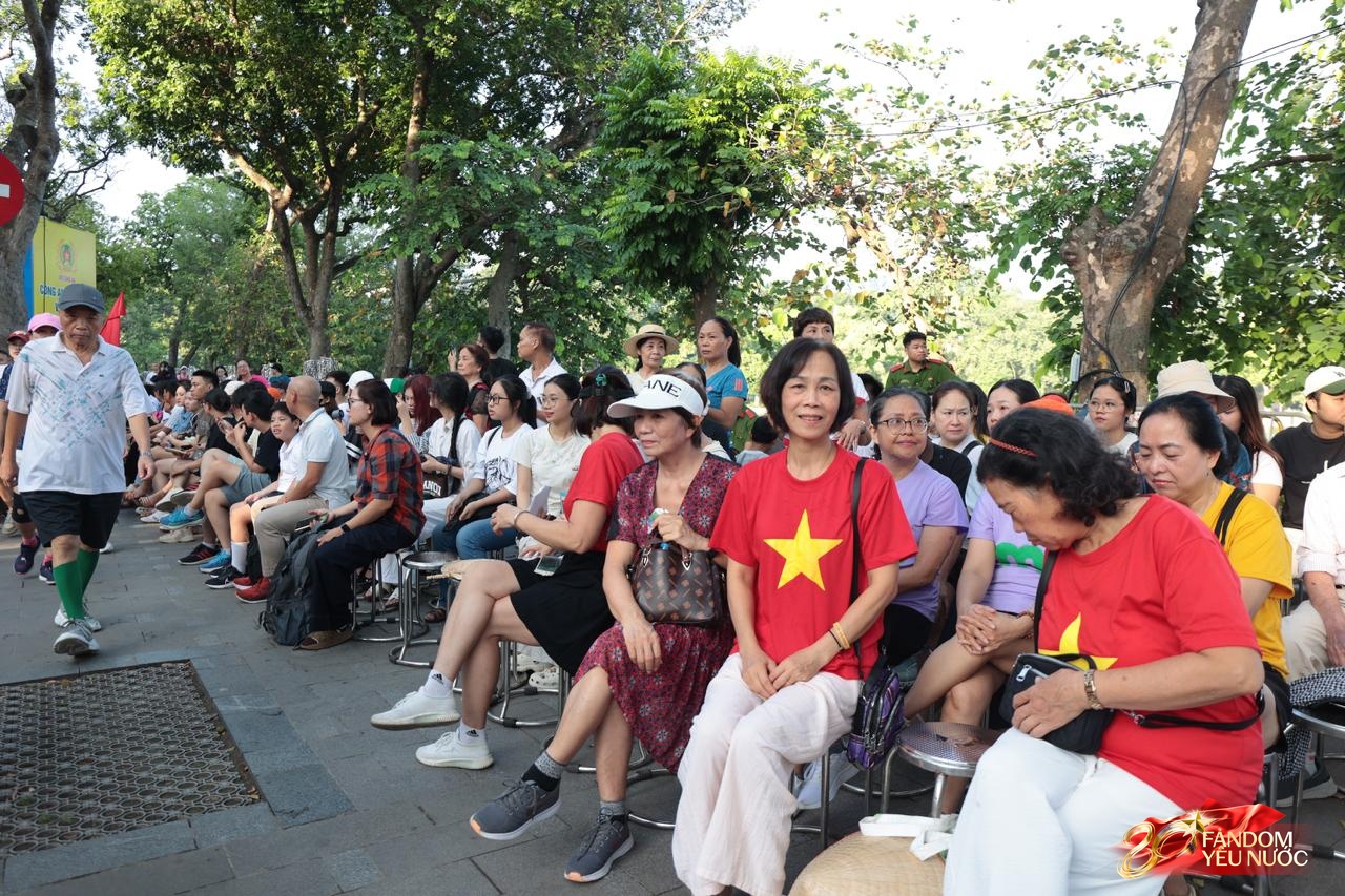 Sáng Hà Nội hào hùng với màn diễu hành quanh hồ Hoàn Kiếm, người dân nô nức "đội nắng" đi xem- Ảnh 21.