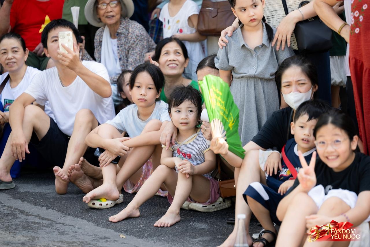 Sáng Hà Nội hào hùng với màn diễu hành quanh hồ Hoàn Kiếm, người dân nô nức "đội nắng" đi xem- Ảnh 23.