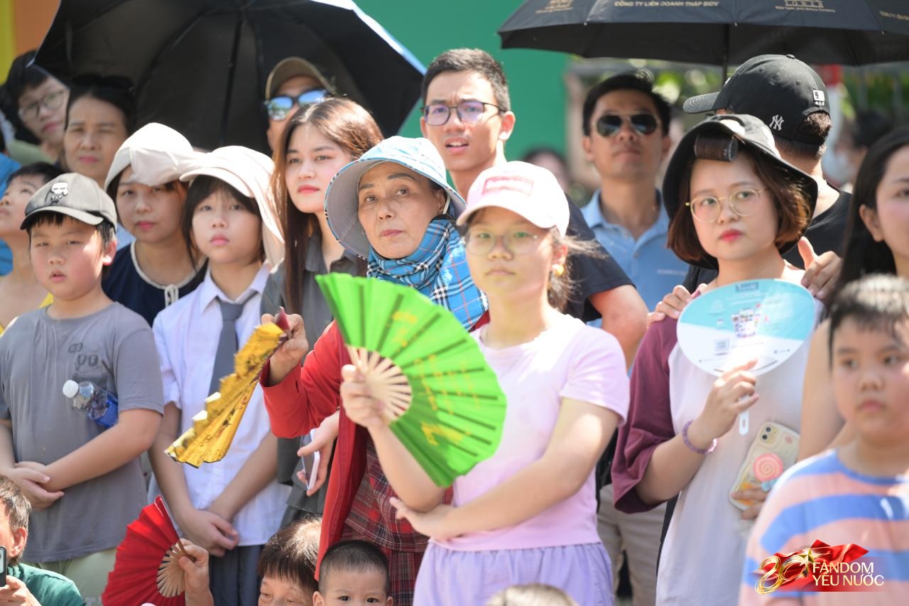 Sáng Hà Nội hào hùng với màn diễu hành quanh hồ Hoàn Kiếm, người dân nô nức "đội nắng" đi xem- Ảnh 22.