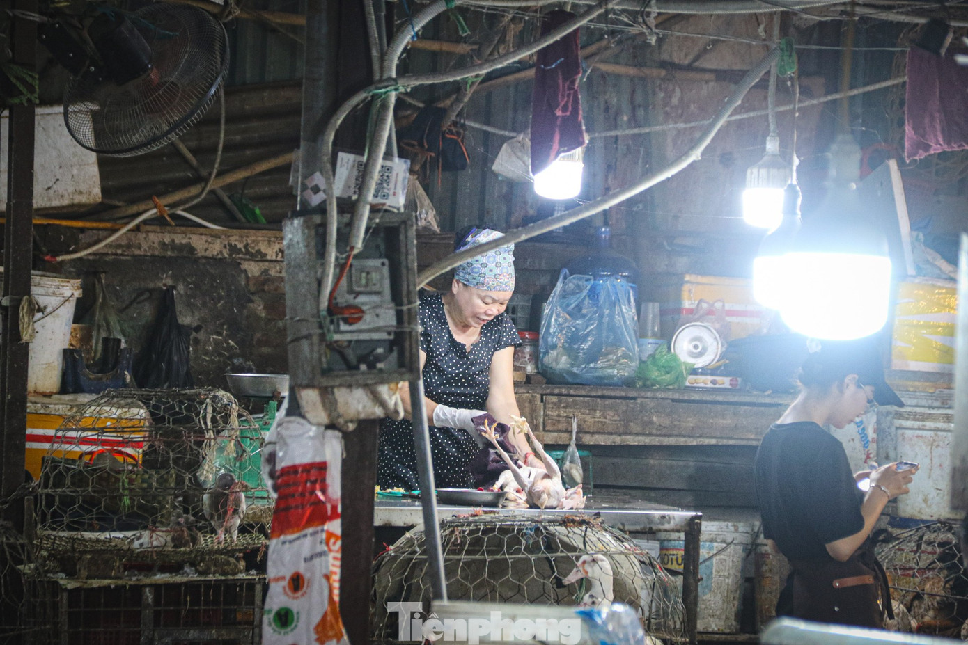 Nhếch nhác những điểm giết mổ gia cầm tại chợ dân sinh Hà Nội- Ảnh 8.