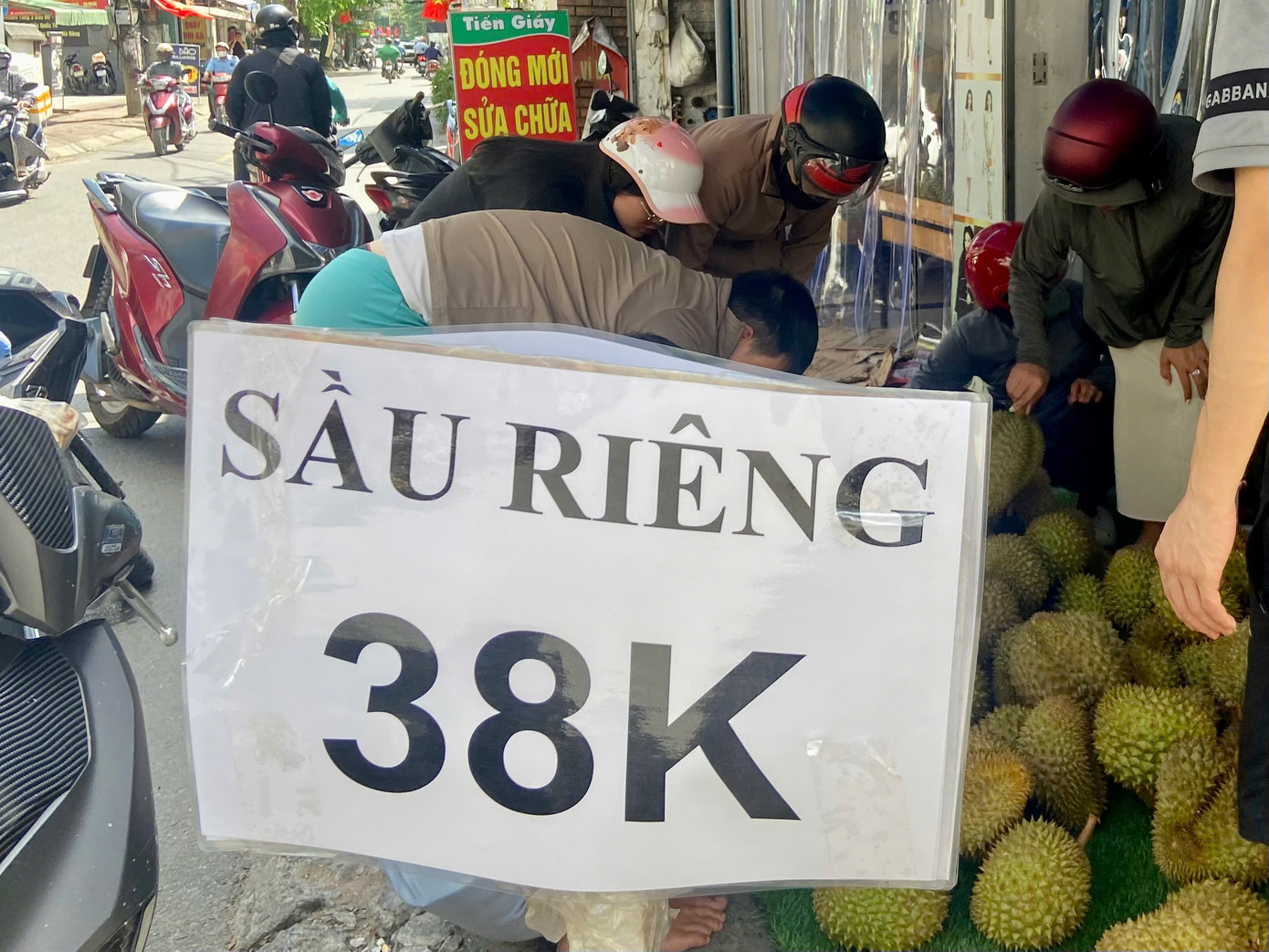 Sầu riêng giá rẻ 'đổ bộ' Hà Nội, 1 ngày bán gần 3 tấn- Ảnh 2.