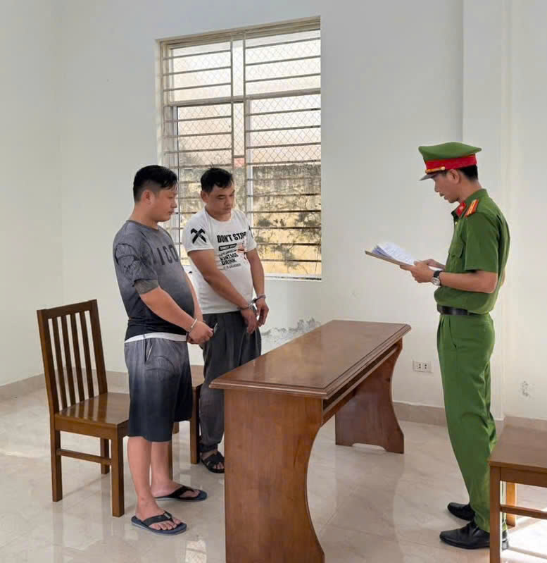 2 thanh niên giả danh công an, mang còng số 8 ập vào sòng bài cướp 170.000 đồng- Ảnh 1.