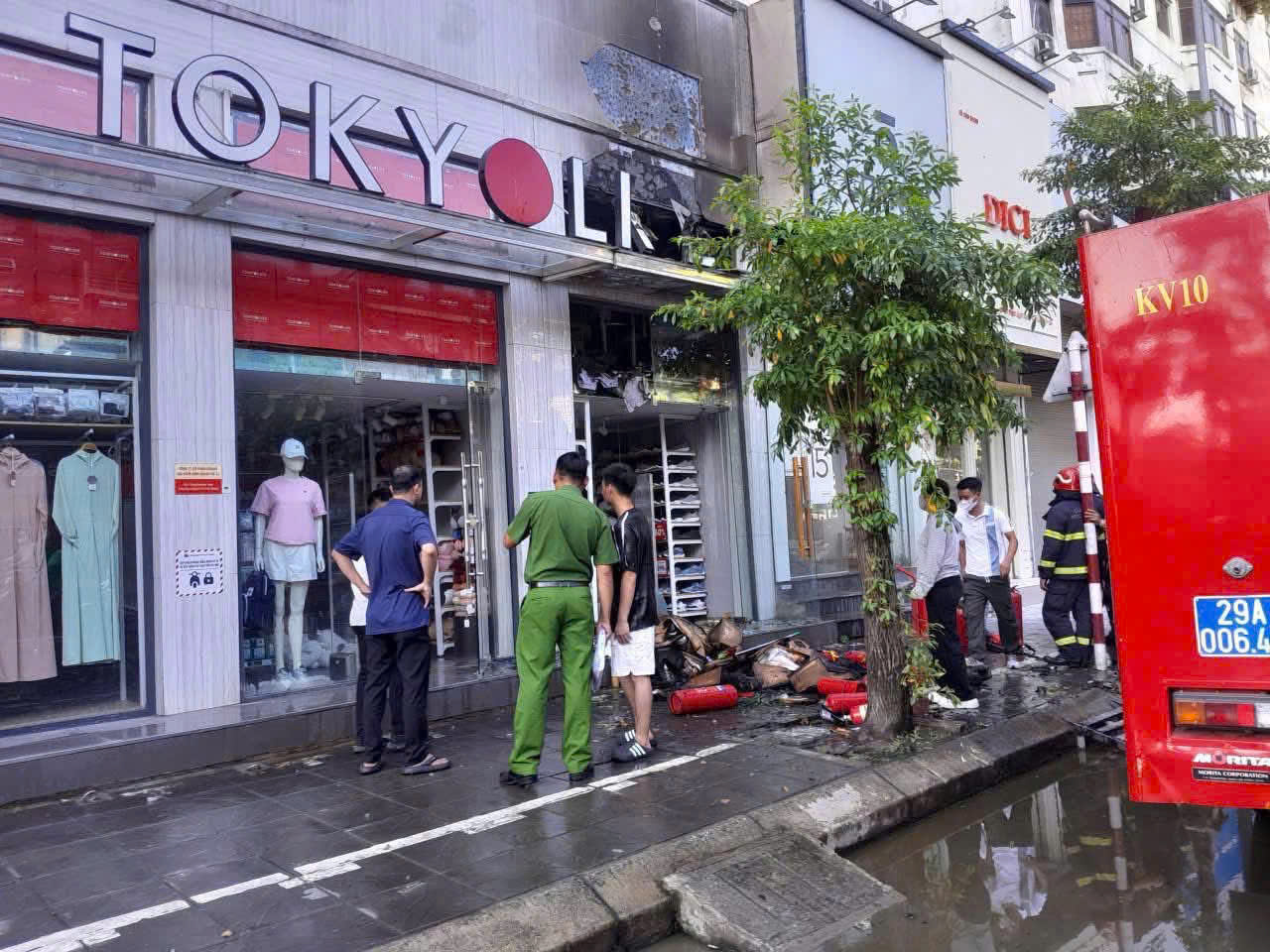 Hà Nội: Cháy cửa hàng trên phố, người dân livestream gây tắc đường- Ảnh 2.