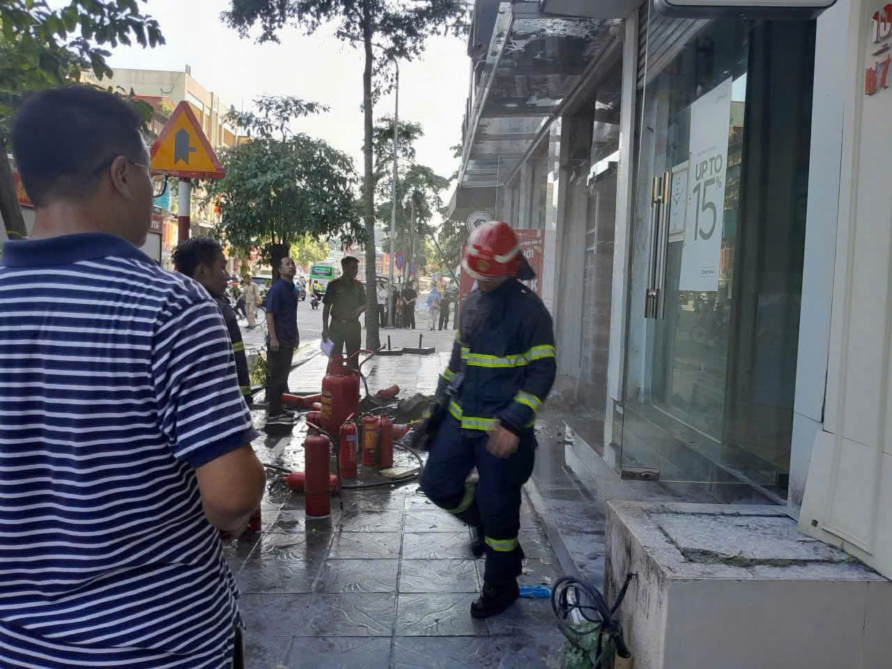 Hà Nội: Cháy cửa hàng trên phố, người dân livestream gây tắc đường- Ảnh 1.