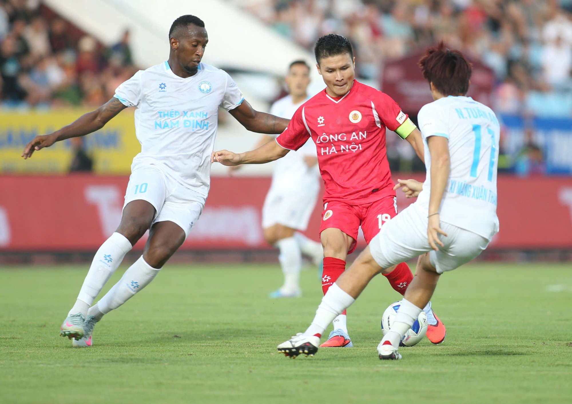 CLB CAHN tung 3 "cú đòn" sắc lẹm, hạ gục đương kim vô địch V.League, ngoạn mục giành Siêu cúp- Ảnh 1.
