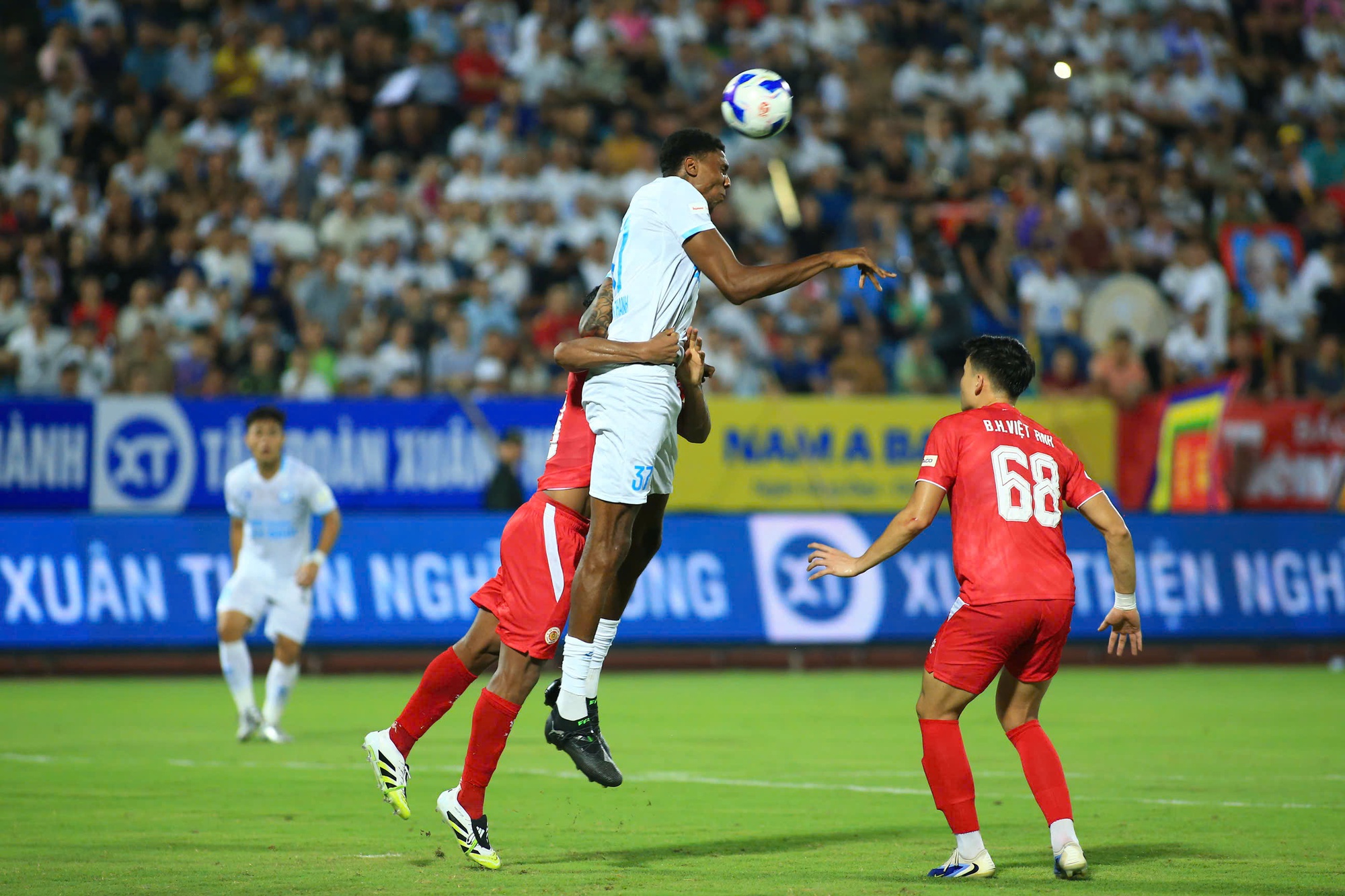 CLB CAHN tung 3 "cú đòn" sắc lẹm, hạ gục đương kim vô địch V.League, ngoạn mục giành Siêu cúp- Ảnh 3.