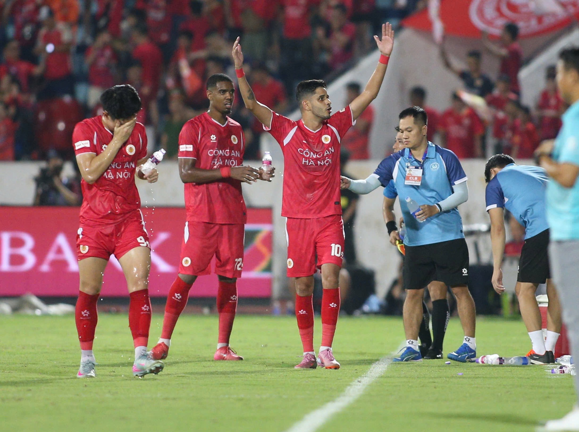 CLB CAHN tung 3 "cú đòn" sắc lẹm, hạ gục đương kim vô địch V.League, ngoạn mục giành Siêu cúp- Ảnh 4.