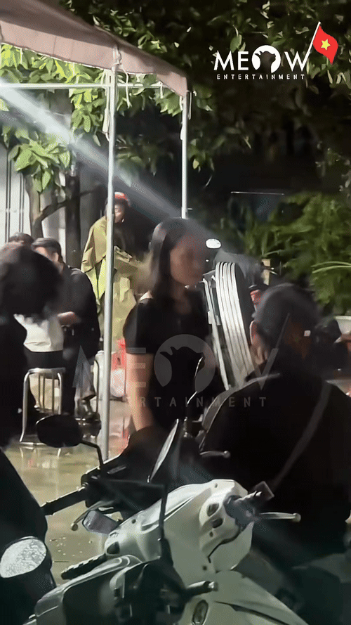 Tang lễ diễn viên Ngọc Trinh: Ốc Thanh Vân, Hùng Thuận và dàn sao đội mưa đến viếng trong đêm- Ảnh 2. Tang lễ diễn viên Ngọc Trinh: Ốc Thanh Vân, Hùng Thuận và dàn sao đội mưa đến viếng trong đêm- Ảnh 2.