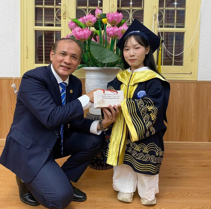 Nữ sinh tí hon, mồ côi cha mẹ vượt số phận tốt nghiệp loại giỏi trường Thuỷ lợi- Ảnh 2. Nữ sinh tí hon, mồ côi cha mẹ vượt số phận tốt nghiệp loại giỏi trường Thuỷ lợi- Ảnh 2.