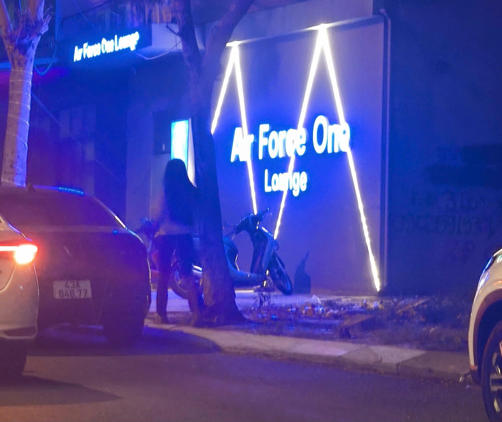 Công an đột kích quán bar Không lực Một lúc nửa đêm- Ảnh 1. Công an đột kích quán bar Không lực Một lúc nửa đêm- Ảnh 1.